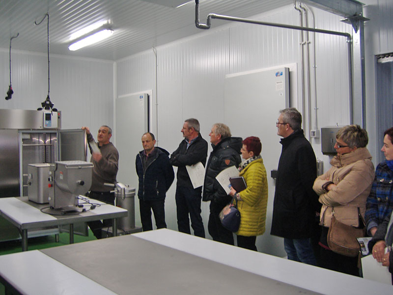 El martes 22, se ha realizado la jornada de puertas abiertas del vivero de empresas agroalimentarias de Jaca, para dar a conocer a la población las instalaciones. En la presentación institucional y a la prensa se ha contado con la presencia, entre otros, de Juan Manuel Ramón, Alcalde de Jaca; Luis Gutiérrez, presidente de Adecuara; Montserrat Castán, presidenta de la Comarca de La Jacetania; Lourdes Arruebo, presidenta de la Comarca Alto Gállego; José Antonio Fau, representante del Gobierno de Aragón en La Jacetania y Alto Gállego; Javier Cazcarro, anterior presidente de Adecuara.